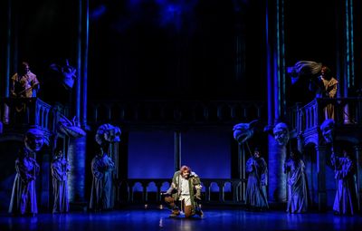  David  Burnham  (center)  as  Quasimodo  and  the  company.  Photo