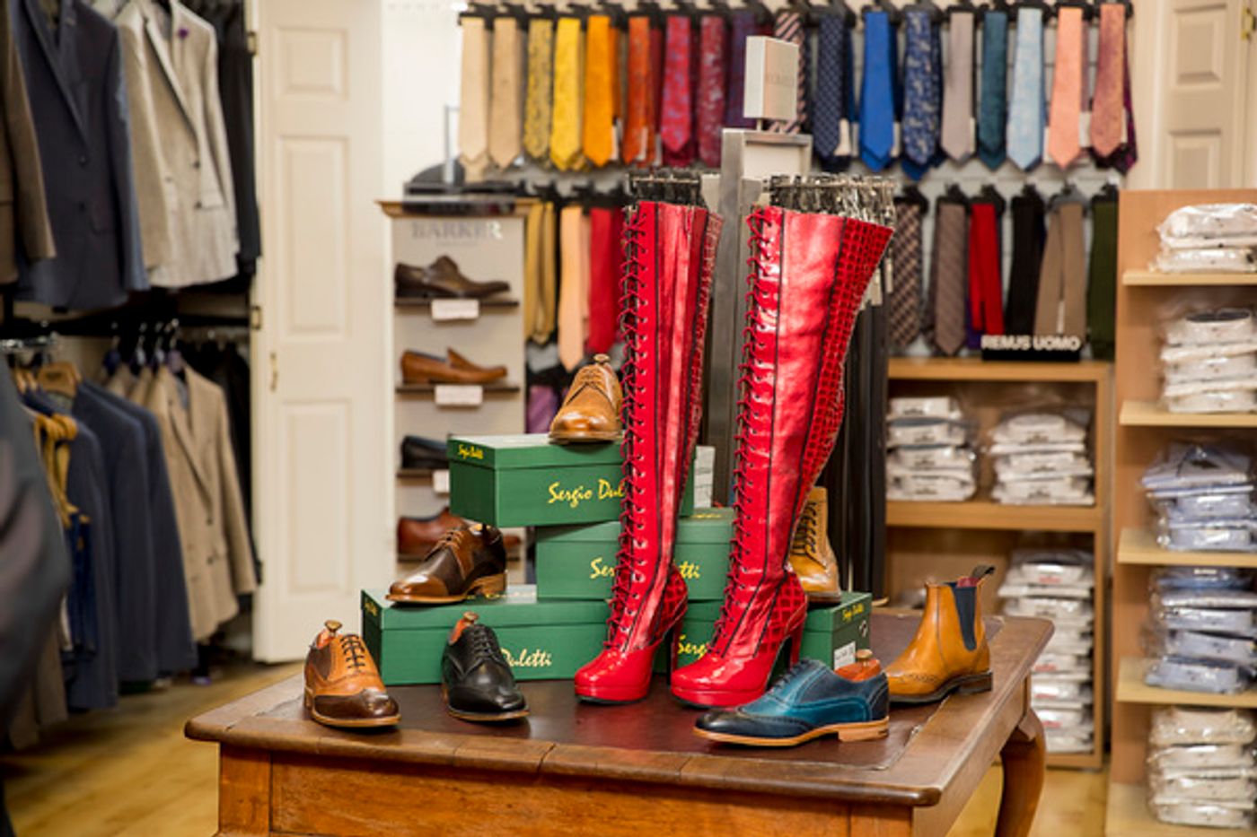 Photo Flash: The Famous KINKY BOOTS Themselves Strut Into Wolverhampton Ahead of October Opening  Image