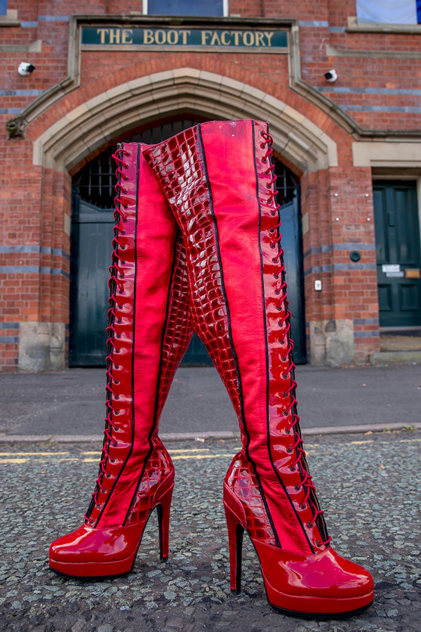 Photo Flash: The Famous KINKY BOOTS Themselves Strut Into Wolverhampton Ahead of October Opening  Image