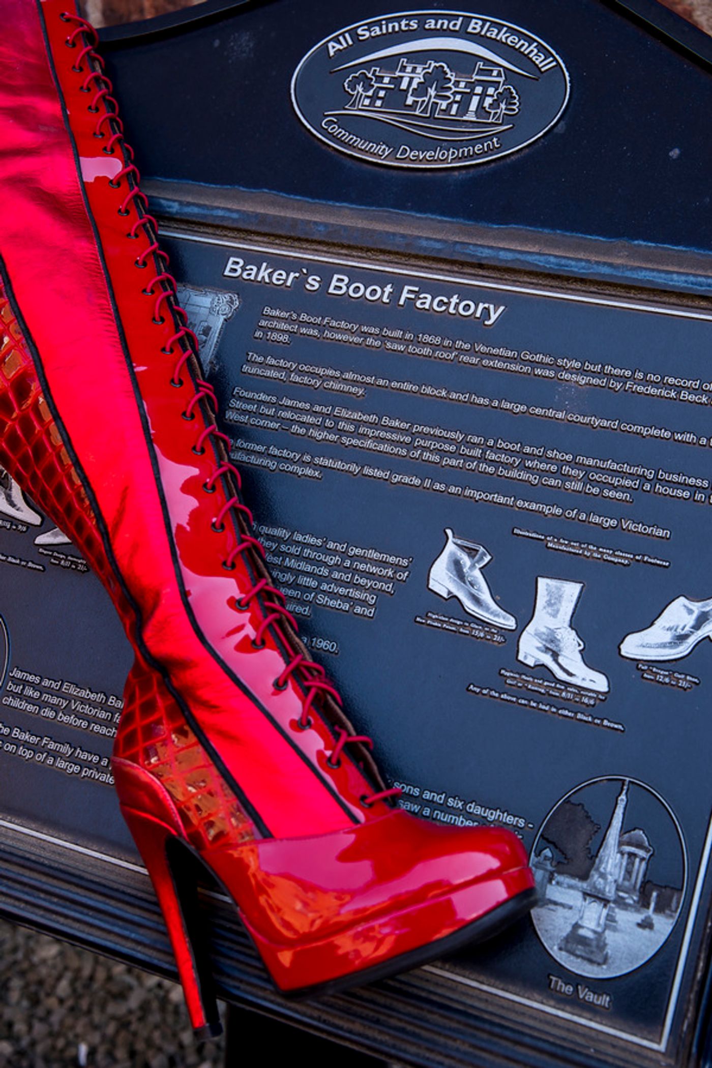 Photo Flash: The Famous KINKY BOOTS Themselves Strut Into Wolverhampton Ahead of October Opening  Image