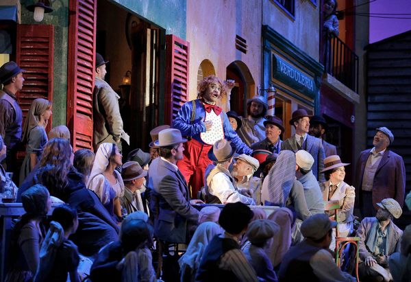 Amitai Pati as Beppe with the San Francisco Opera Chorus in Leoncavallo's 
