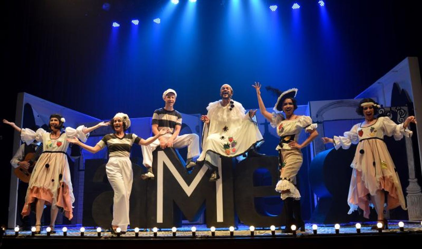 Review: Using the Revue Theater Language CARMEN, A GRANDE PEQUENA NOTAVEL Tells the Trajectory of Carmen Miranda  Image