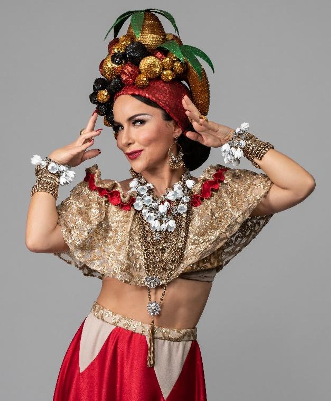Review: Using the Revue Theater Language CARMEN, A GRANDE PEQUENA NOTAVEL Tells the Trajectory of Carmen Miranda  Image