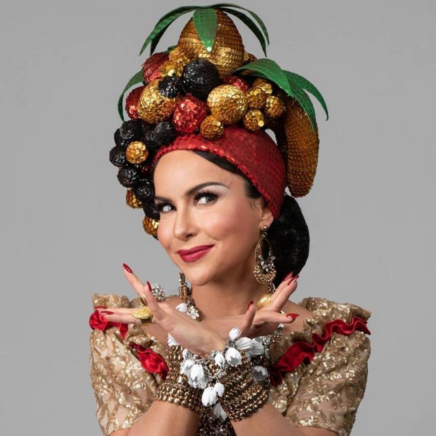 Review: Using the Revue Theater Language CARMEN, A GRANDE PEQUENA NOTAVEL Tells the Trajectory of Carmen Miranda  Image