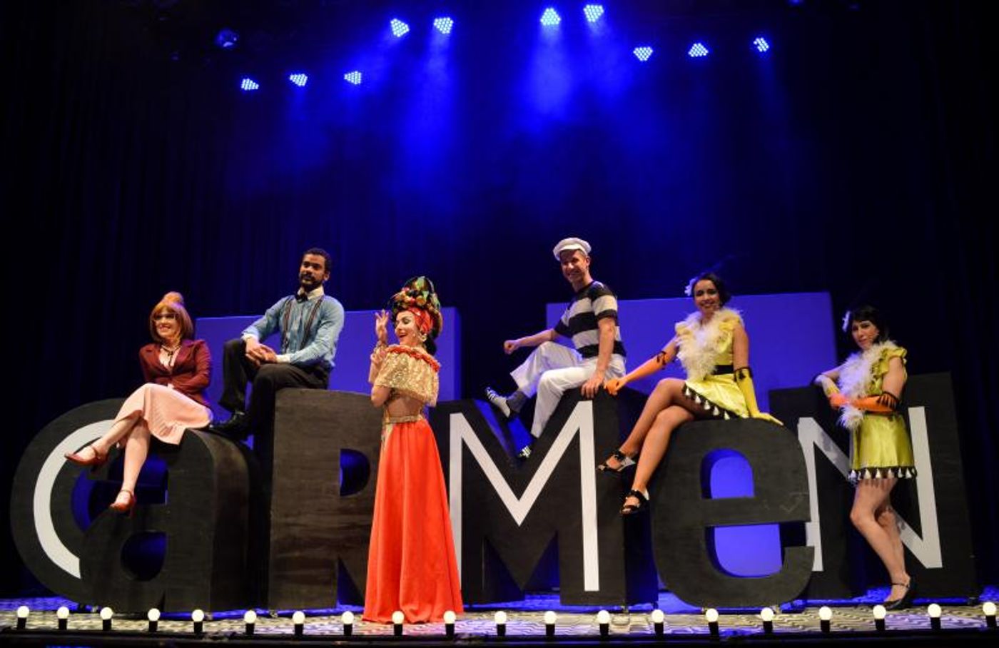 Review: Using the Revue Theater Language CARMEN, A GRANDE PEQUENA NOTAVEL Tells the Trajectory of Carmen Miranda  Image