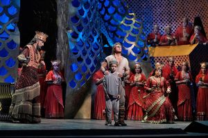 Laurent Naouri as the High Priest, Roberto Alagna as Samson, and ElÄ«na GaranÄa  Photo