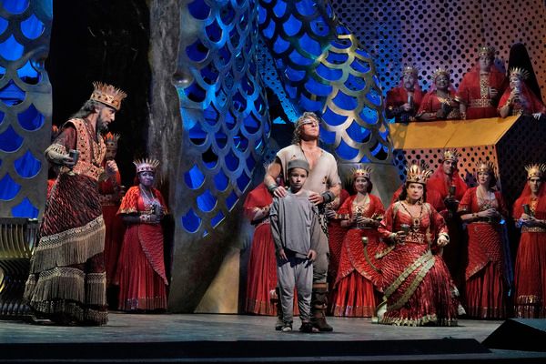 Laurent Naouri as the High Priest, Roberto Alagna as Samson, and ElÄ«na GaranÄa  Photo