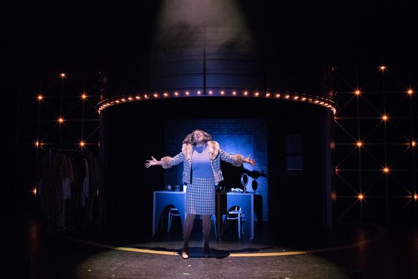 Effie White (TANIKA BAPTISTE) performs in Berkeley Playhouse's production of Dreamgir Photo