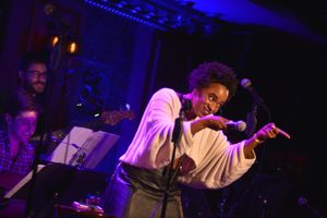 Kristolyn Lloyd Photo