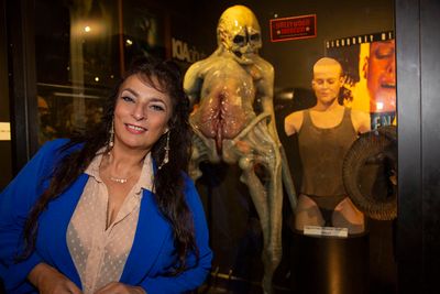 Big Bang Theory's Alice Amter with "Alien Resurrection" props Photo