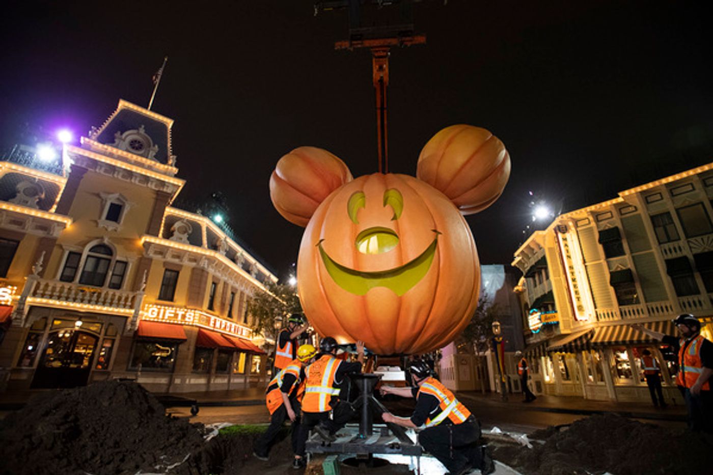Photo Flash: Freeform Presents an Inside Look at Disney Parks' Holiday Makeover in DECORATING DISNEY: HALLOWEEN MAGIC Photo Flash: Freeform Presents an Inside Look at Disney Parks' Holiday Makeover in DECORATING DISNEY: HALLOWEEN MAGIC Image
