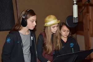 Ayla Schwartz, Mimi Ryder and Zoe Glick Photo