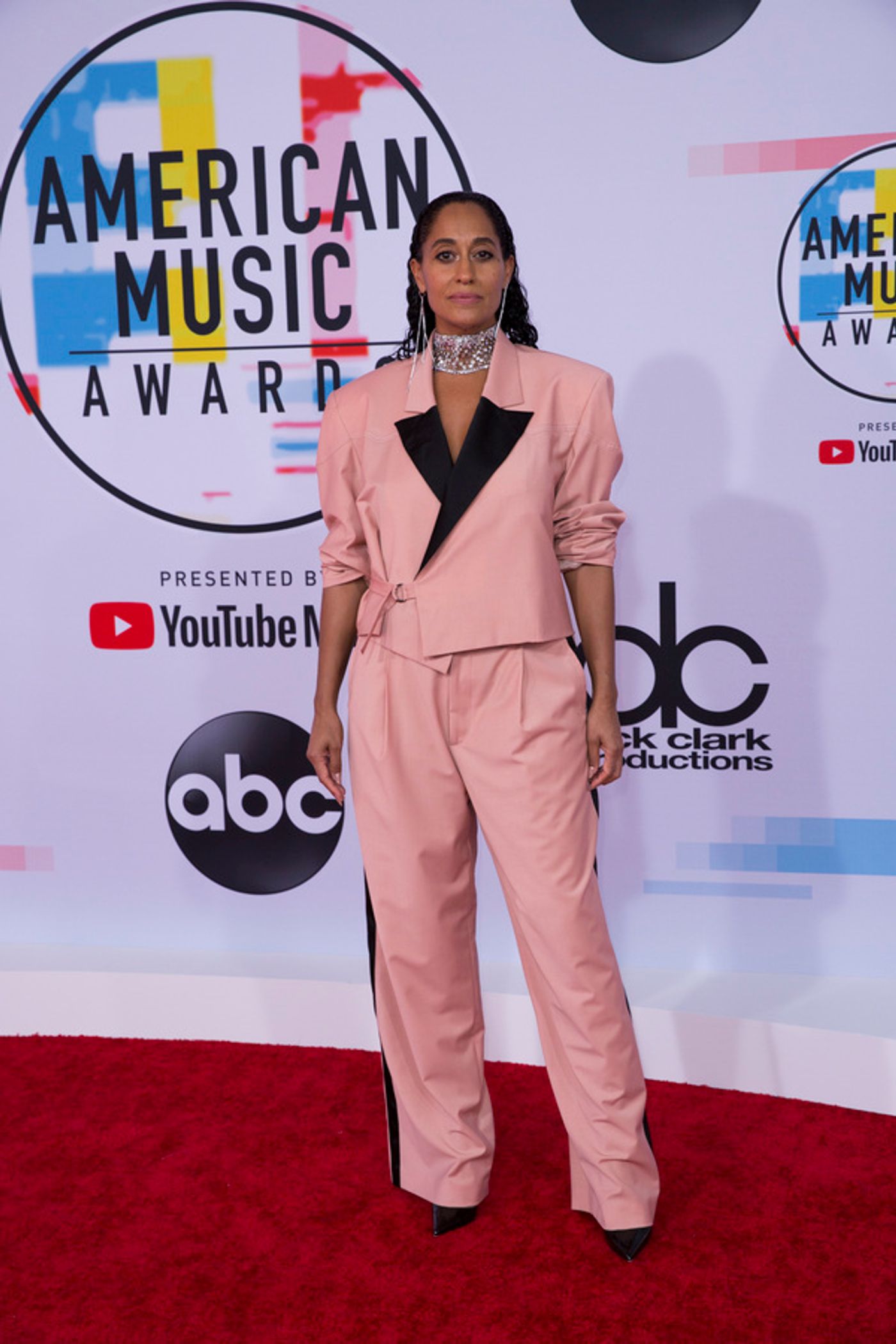 Photo Flash: The Stars Come Out for the AMERICAN MUSIC AWARDS Red Carpet  Image