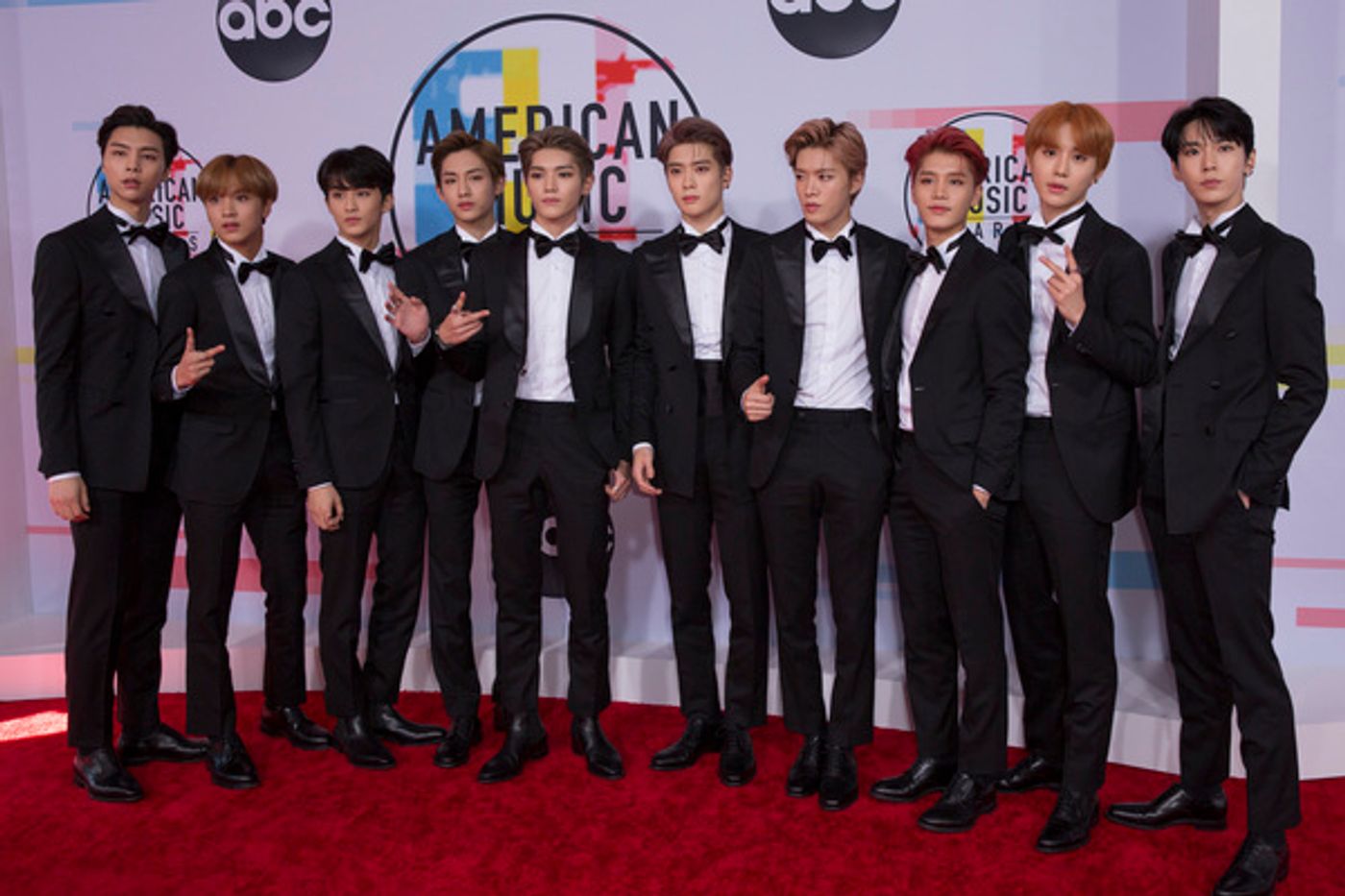 Photo Flash: The Stars Come Out for the AMERICAN MUSIC AWARDS Red Carpet  Image