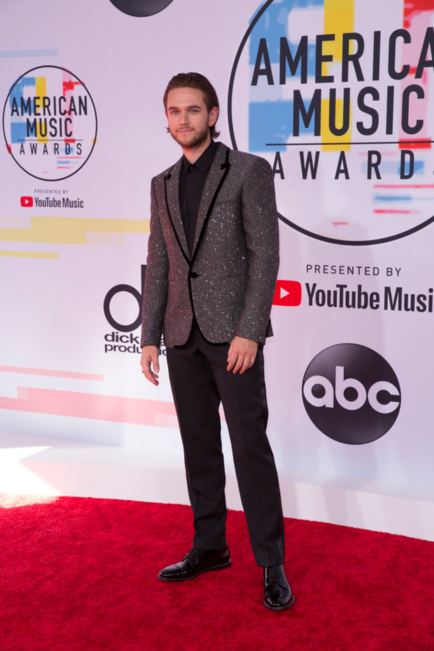 Photo Flash: The Stars Come Out for the AMERICAN MUSIC AWARDS Red Carpet  Image