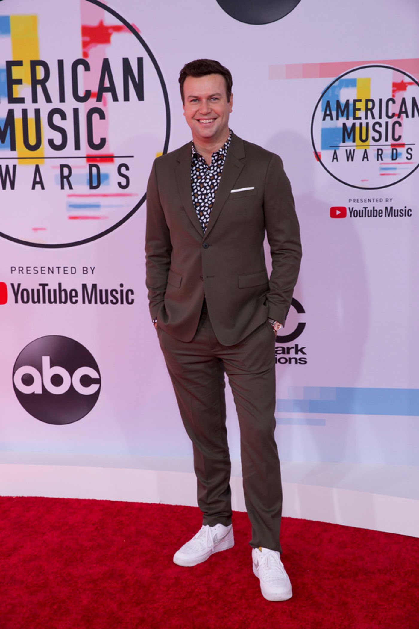 Photo Flash: The Stars Come Out for the AMERICAN MUSIC AWARDS Red Carpet  Image