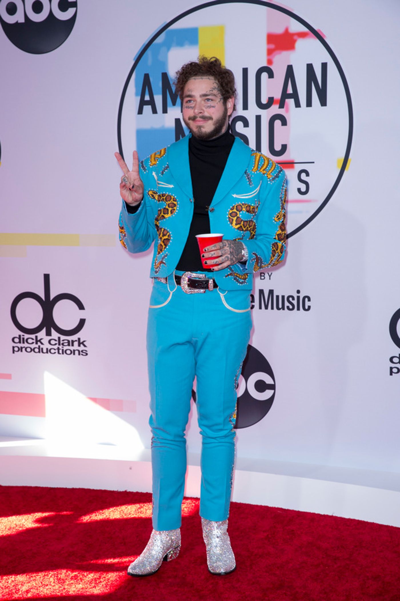 Photo Flash: The Stars Come Out for the AMERICAN MUSIC AWARDS Red Carpet  Image