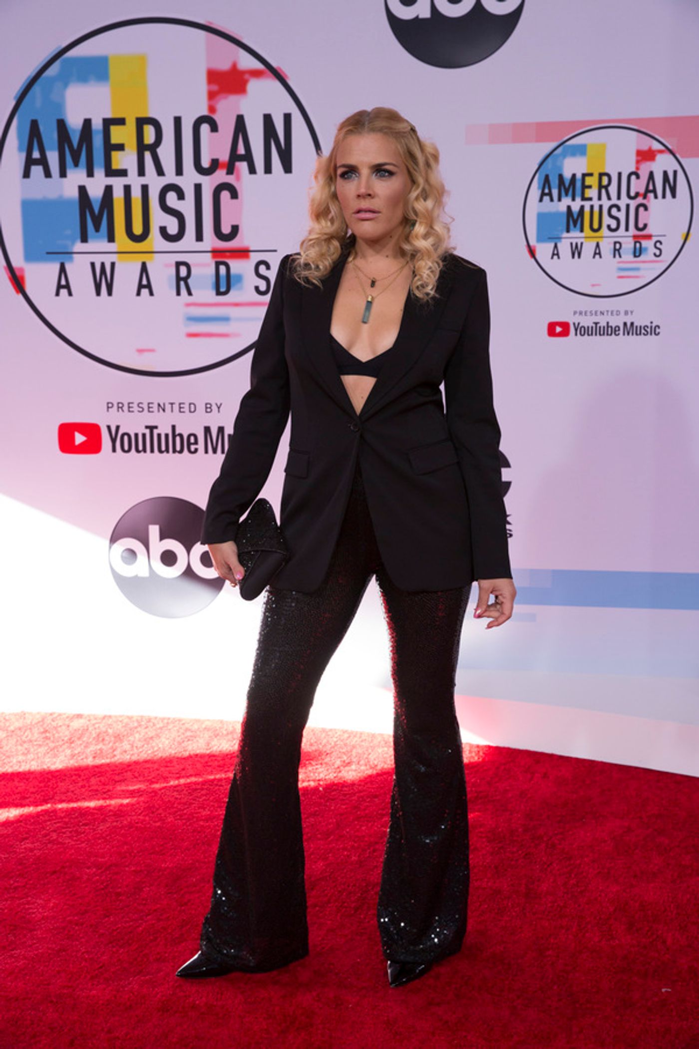 Photo Flash: The Stars Come Out for the AMERICAN MUSIC AWARDS Red Carpet  Image