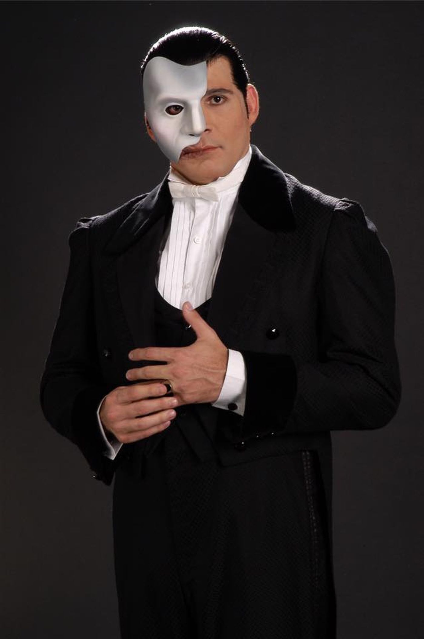 Interview: One of the Greatest Names of Brazilian Musical Theater Saulo Vasconcelos Launches the Auto-Biography POR TRAS DAS MASCARAS (Behind The Masks)  Image