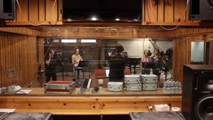 Wicked Cast that includes-Lindsay Northen, Laura Woyasz, Courtney Iventosch, Gaelen Gilliland and Hannah Dowdy with Daniel Lincoln (Photo Courtesy of Lynn Pinto) @ BroadwayWorld Wicked Cast that includes-Lindsay Northen, Laura Woyasz, Courtney Iventosch, Gaelen G Photo