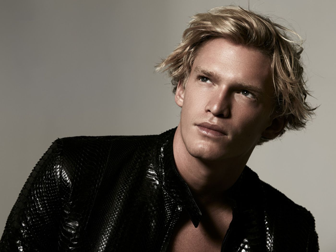 Wake Up With BWW 10/17: The Public's MOTHER OF THE MAID Opens, and More!  Image