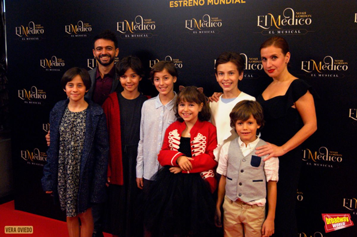 Jesus Torres y Merce Grane junto a los jovenes actores de EL MEDICO at 