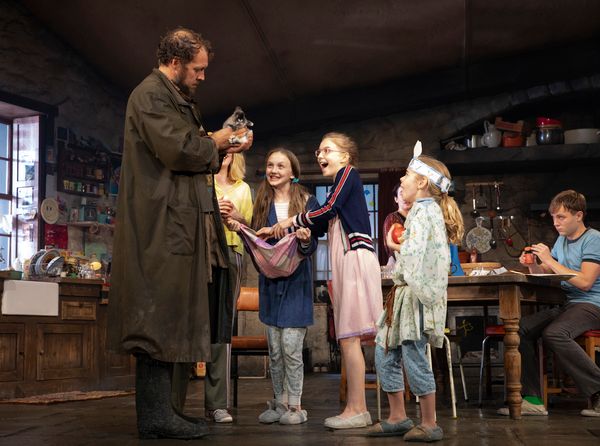 Justin Edwards (Tom Kettle) [holding Pierce The Bunny], Carla Langley (Shena Carney  Photo