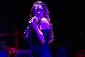 Dani Stoller (Olivia) Photo