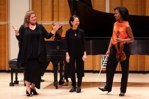 Allison Charney with violinist Kelly Hall-Tompkins and pianist Donna Weng Friedman discussing the challenges of interpreting a new work. @ BroadwayWorld Allison Charney with violinist Kelly Hall-Tompkins and pianist Donna Weng Friedman di Photo