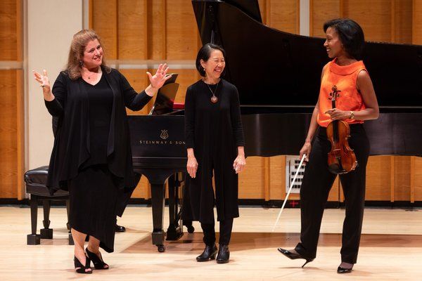 Allison Charney with violinist Kelly Hall-Tompkins and pianist Donna Weng Friedman di Photo