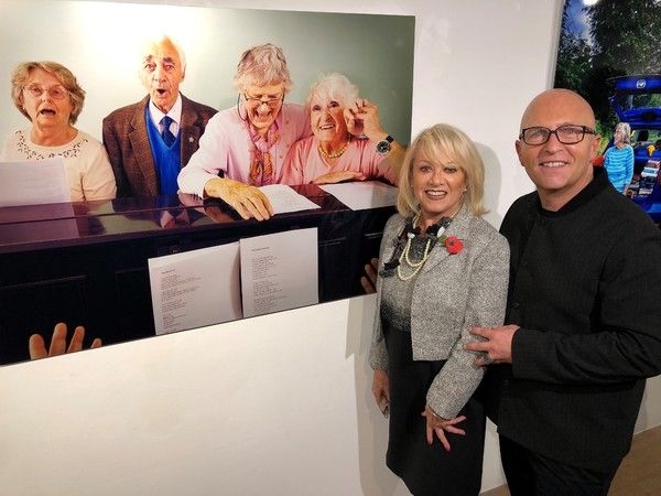 Elaine Paige and Nicky Johnston with Banbury singers Photo