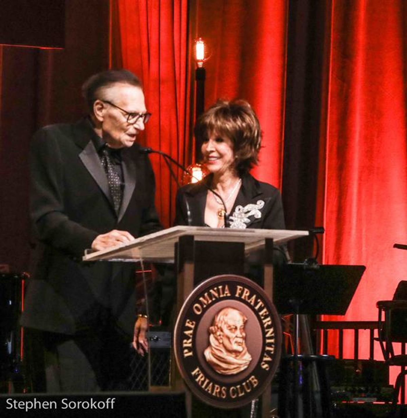 Photo Coverage: Billy Crystal Presented Friars Icon Award by Robert De Niro  Image