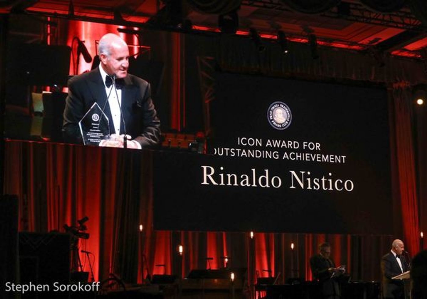 Photo Coverage: Billy Crystal Presented Friars Icon Award by Robert De Niro  Image