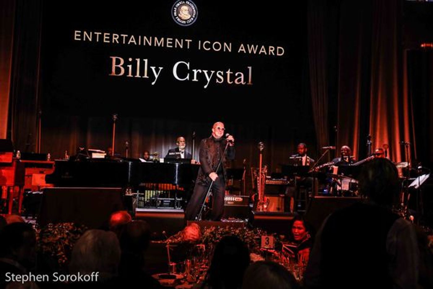 Photo Coverage: Billy Crystal Presented Friars Icon Award by Robert De Niro  Image