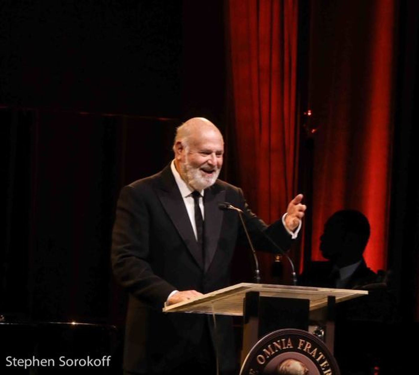 Photo Coverage: Billy Crystal Presented Friars Icon Award by Robert De Niro  Image
