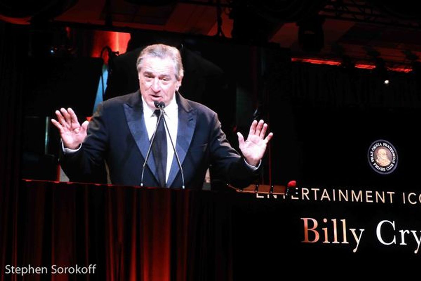 Photo Coverage: Billy Crystal Presented Friars Icon Award by Robert De Niro  Image