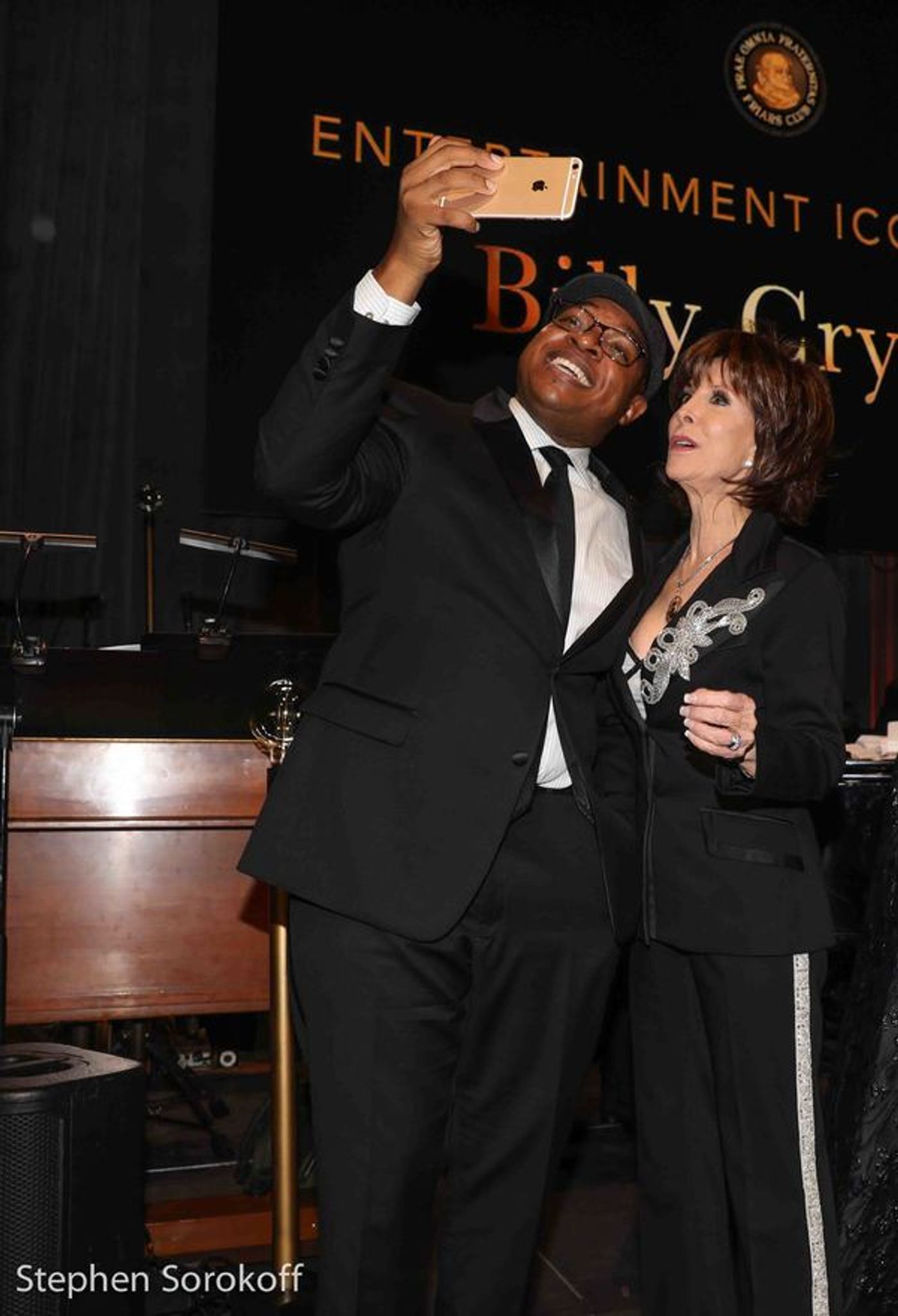 Photo Coverage: Billy Crystal Presented Friars Icon Award by Robert De Niro  Image