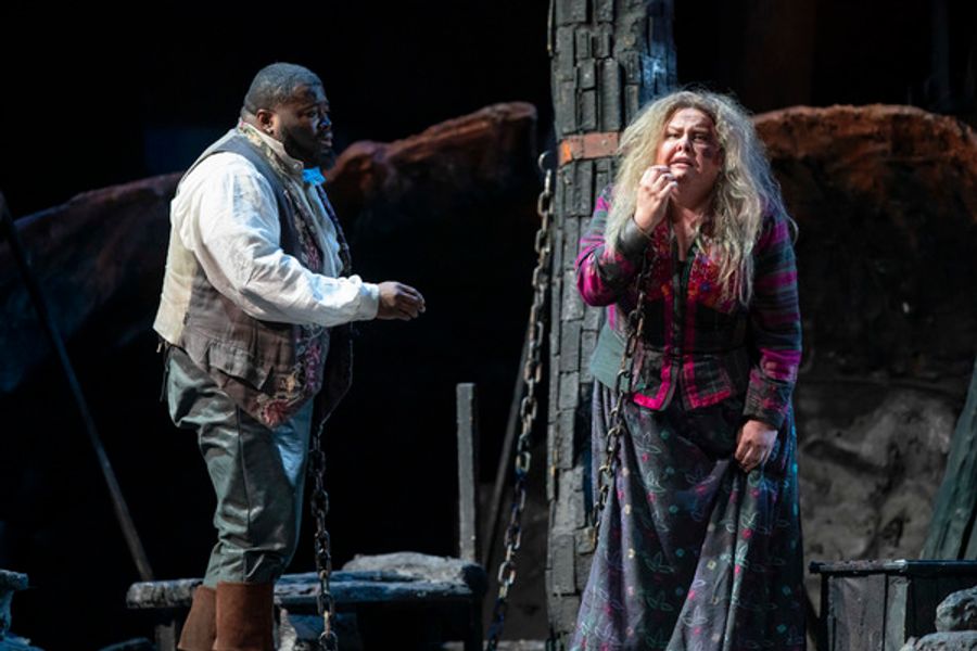 Photo Flash: Lyric Opera of Chicago Presents IL TROVATORE  Image