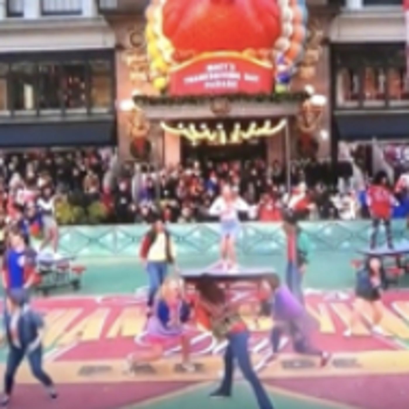 Wake Up With BWW 11/23: Watch Broadway's Thanksgiving Day Parade Performances, and More!  Image