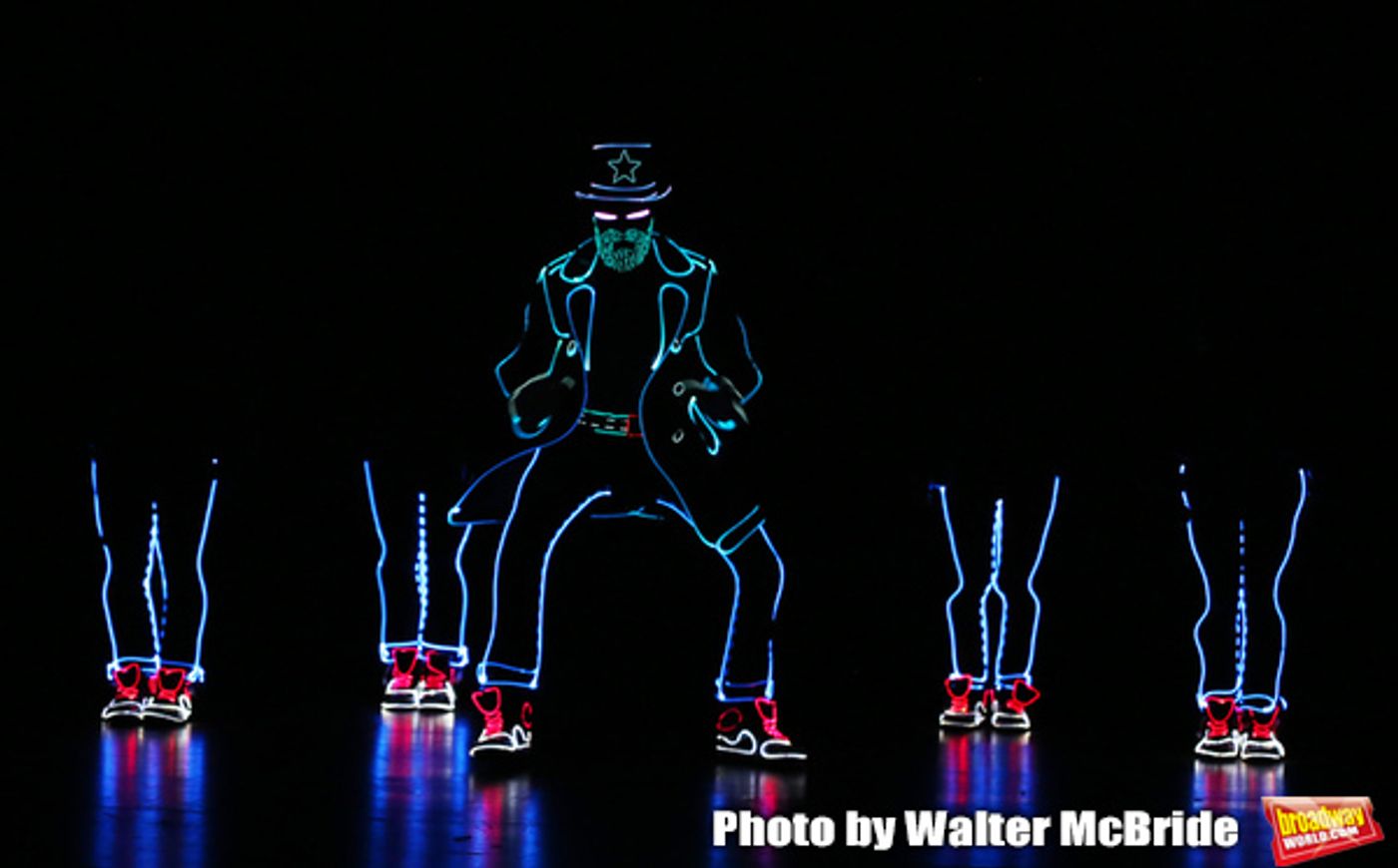 Photo Coverage: The Stars of THE ILLUSIONISTS - MAGIC OF THE HOLIDAYS Meet The Press!  Image