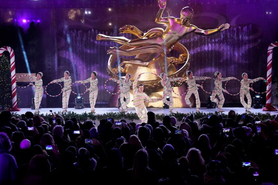 Photo Coverage: See Billy Porter, Diana Ross Perform at CHRISTMAS IN ROCKEFELLER CENTER  Image