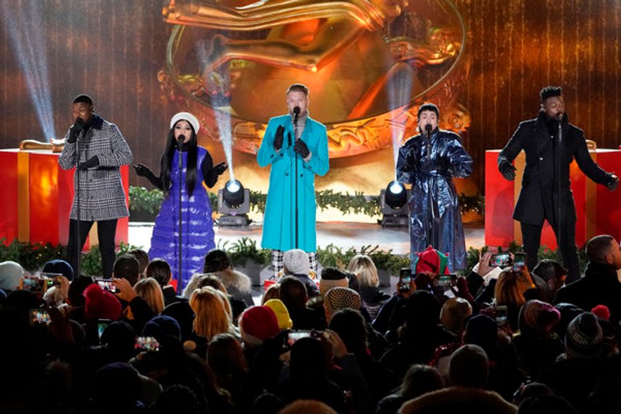 Photo Coverage: See Billy Porter, Diana Ross Perform at CHRISTMAS IN ROCKEFELLER CENTER  Image