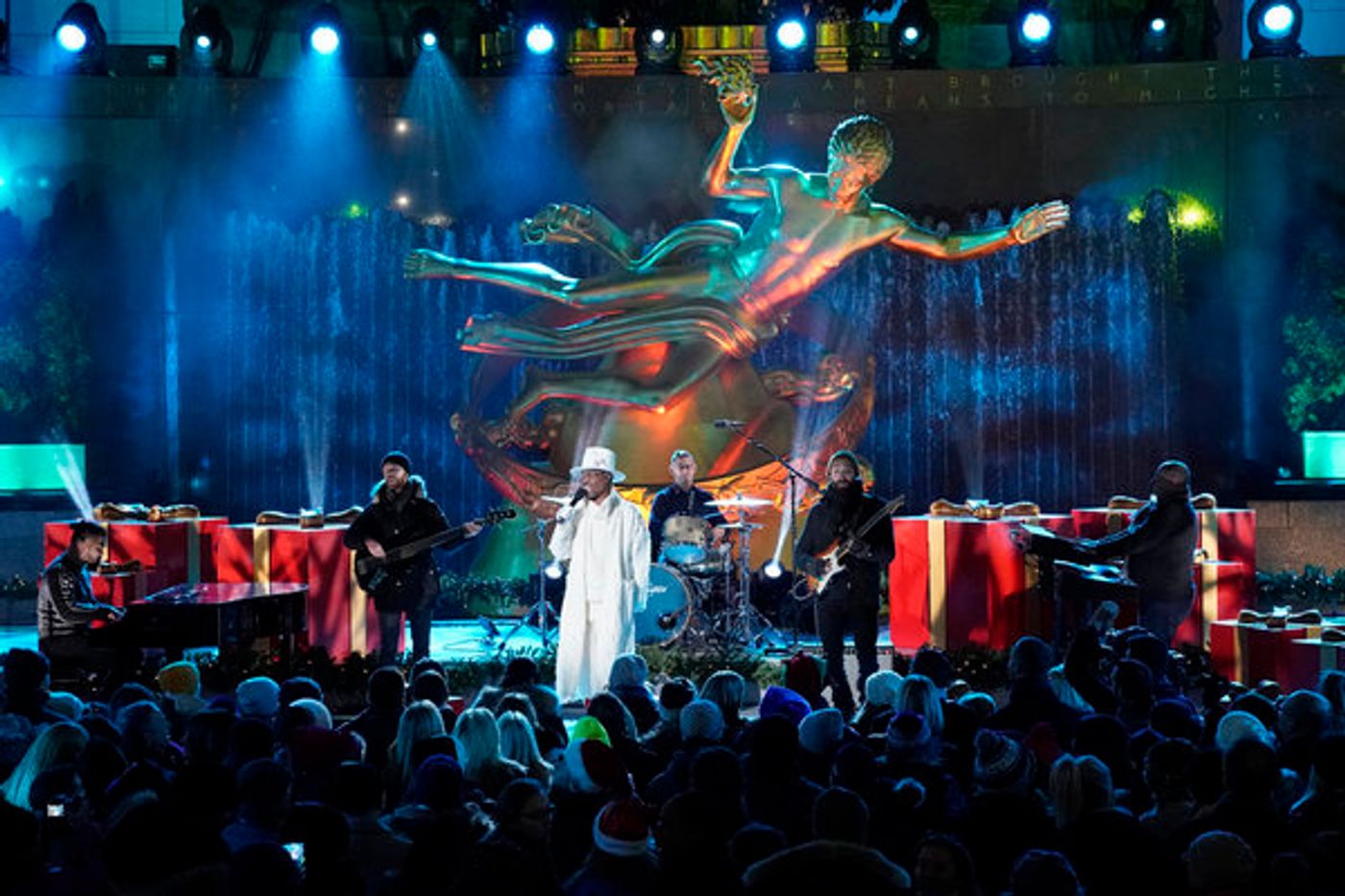 Photo Coverage: See Billy Porter, Diana Ross Perform at CHRISTMAS IN ROCKEFELLER CENTER  Image