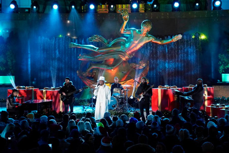 Photo Coverage: See Billy Porter, Diana Ross Perform at CHRISTMAS IN ROCKEFELLER CENTER  Image