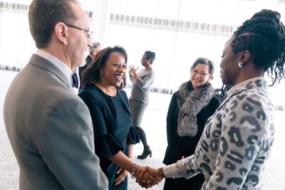 Women in the Arts Co-Chair and 
Steppenwolf Trustee Stephanie B. Smith greeting honor Photo