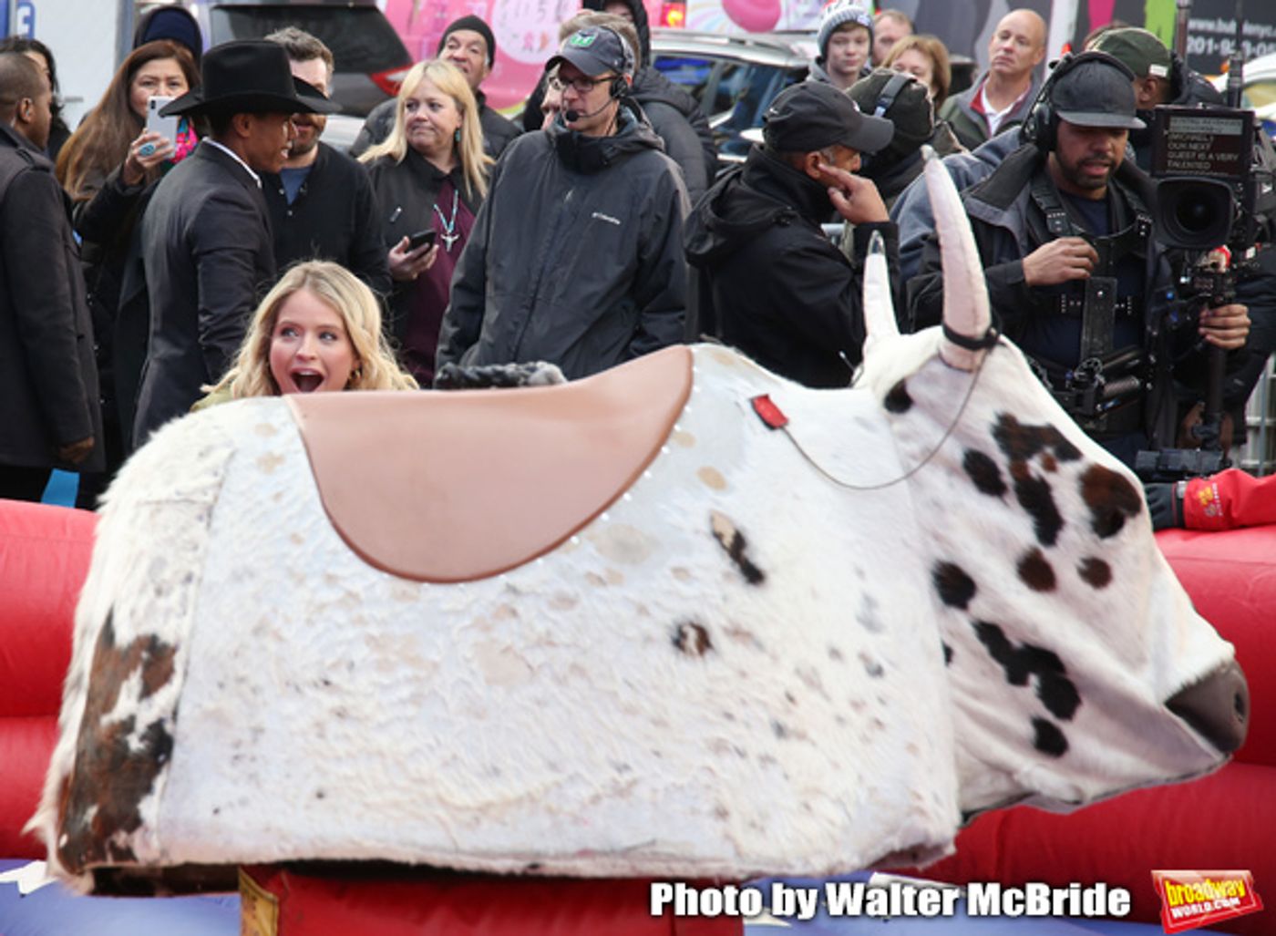 Photo Coverage: GMA DAY Host Michael Strahan Braves Mechanical Bull Ride In Times Square!  Image