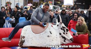 Sarah Haines cheers on Michael Strahan Photo
