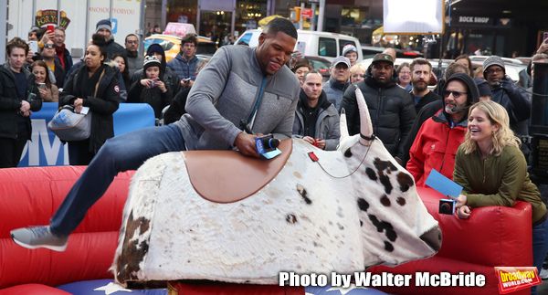Sarah Haines cheers on Michael Strahan Photo