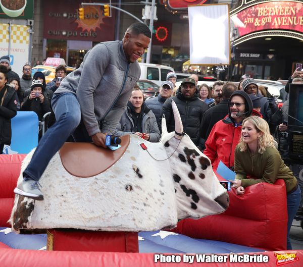 Sarah Haines cheers on Michael Strahan Photo