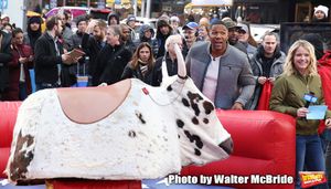 Sarah Haines cheers on Michael Strahan Photo